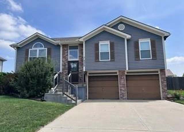 Property at 9209 N Mulberry Ave, Kansas City, MO 64155, 3 beds, 2.5 baths