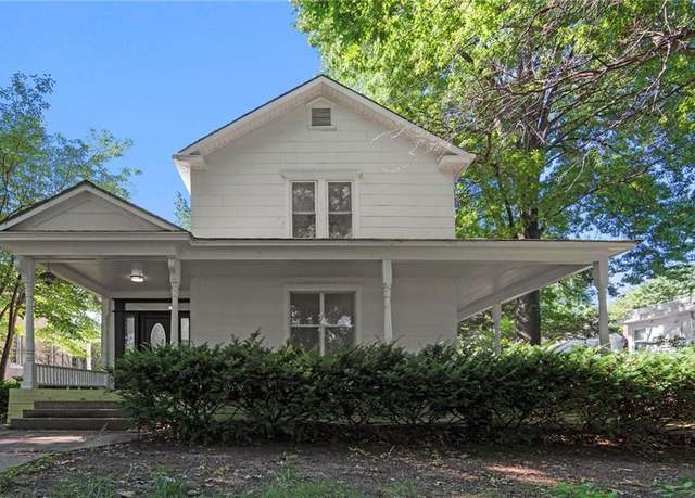 Property at 613 Chestnut St, Leavenworth, KS 66048, 4 beds, 2.5 baths