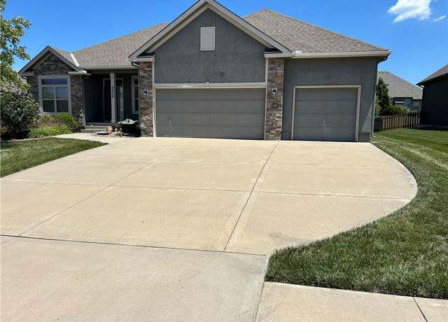 Property at 9839 N Farley Ave, Kansas City, MO 64157, 3 beds, 2 baths