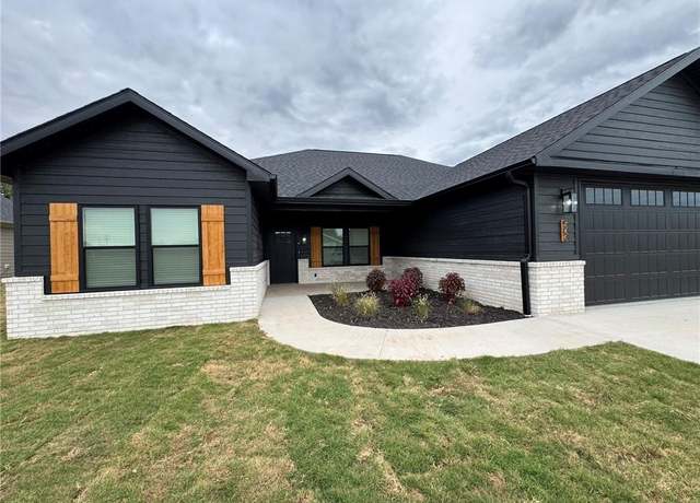 Property at 503 N Edgewood Dr, Coffeyville, KS 67337, 3 beds, 2 baths