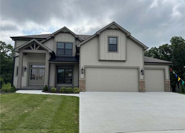 Property at 13301 Silverleaf Ct, Parkville, MO 64152, 4 beds, 3.5 baths