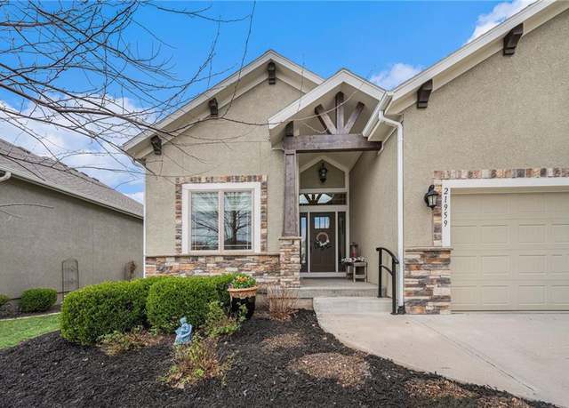 Property at 21959 W 121st St, Olathe, KS 66061, 4 beds, 3 baths
