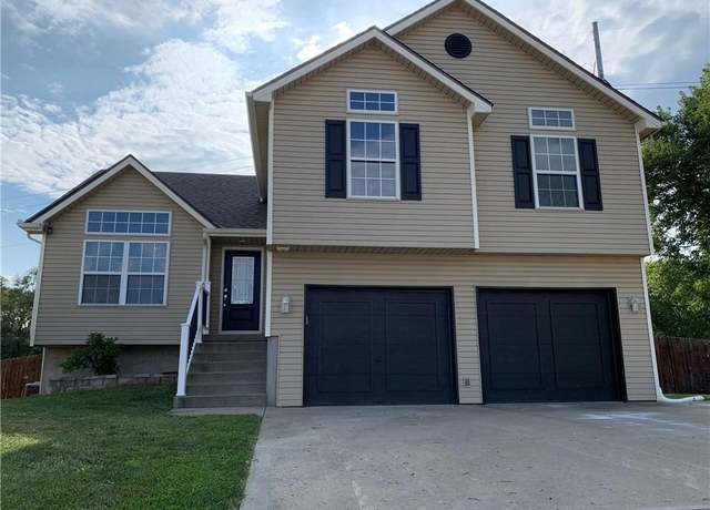 Property at 8524 N Ava Ave, Kansas City, MO 64154, 3 beds, 2.5 baths