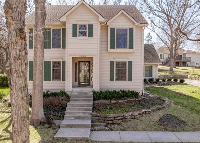 Property at 2516 NW Bent Tree Cir, Lee's Summit, MO 64081, 4 beds, 2.5 baths