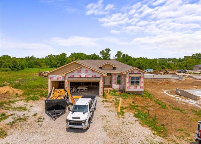 Property at 25016 W 89th Ter, Lenexa, KS 66227, 4 beds, 3 baths