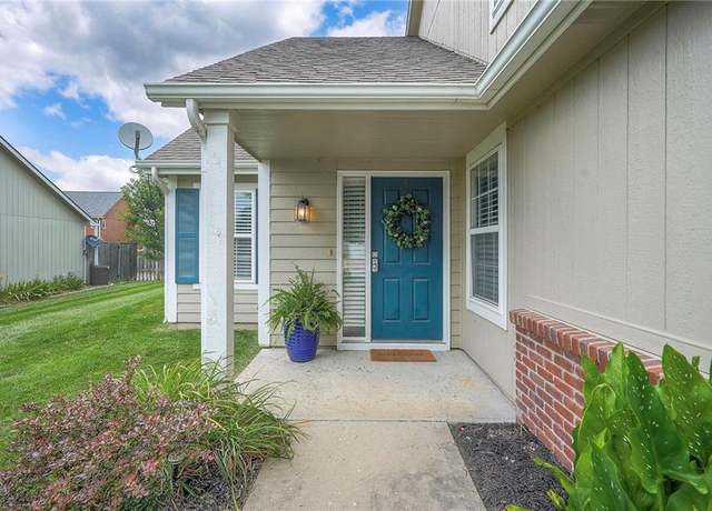 Property at 424 W Acorn St, Gardner, KS 66030, 3 beds, 3 baths