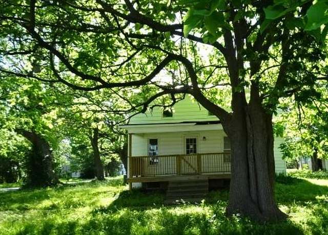 Property at 126 Locust St, Wellsville, KS 66092, 3 beds, 1 bath