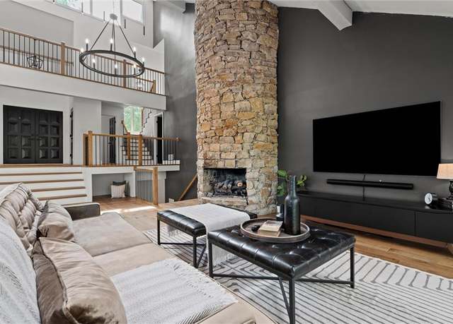 Property at 224 NW Locust St, Lee's Summit, MO 64064, 5 beds, 3 baths
