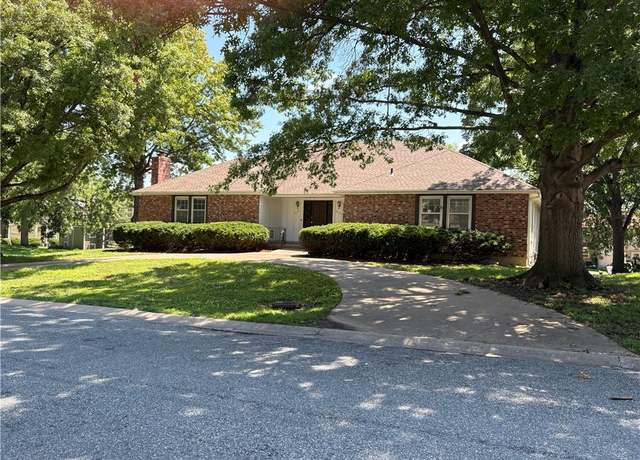 Property at 10131 W 84th St, Overland Park, KS 66212, 6 beds, 4 baths