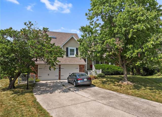 Property at 600 SE Country Ln, Lee's Summit, MO 64063, 4 beds, 2.5 baths