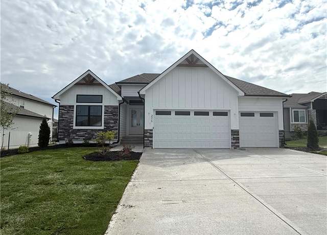 Property at 3215 SW Enoch St, Lee's Summit, MO 64082, 4 beds, 3 baths