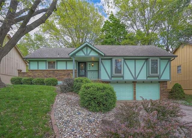 Property at 601 NE Country Ln, Lee's Summit, MO 64086, 3 beds, 2 baths