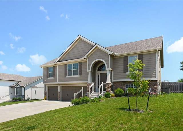 Property at 11709 N Laurel Ave, Kansas City, MO 64157, 4 beds, 3 baths