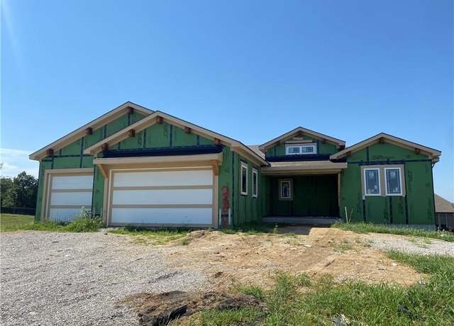 Property at 2806 NE 102nd St, Kansas City, MO 64155, 4 beds, 3 baths