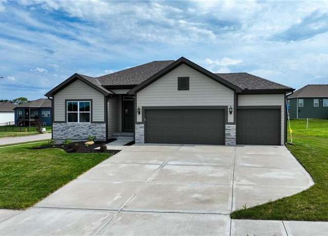 Property at 1302 NE 122nd St, Kansas City, MO 64165, 4 beds, 3 baths