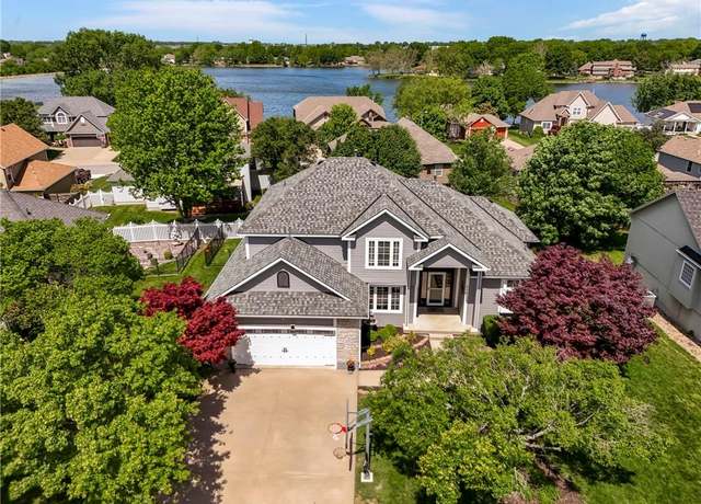 Property at 414 Bayview Dr, Raymore, MO 64083, 4 beds, 3 baths