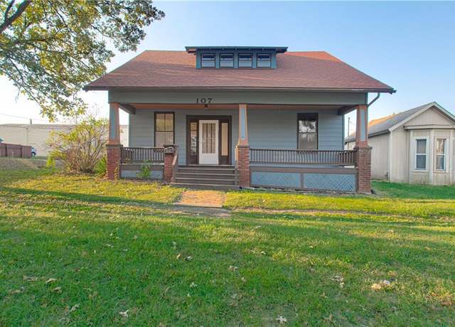 Property at 107 W Shawnee St, Paola, KS 66071, 4 beds, 1.5 baths