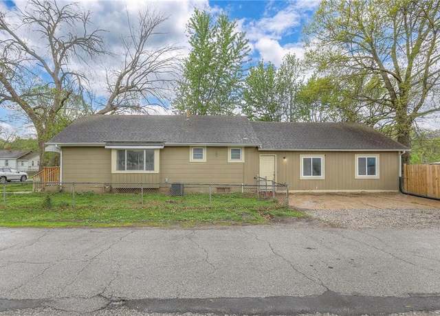 Property at 2000 S Overton Ave, Independence, MO 64052, 3 beds, 2 baths