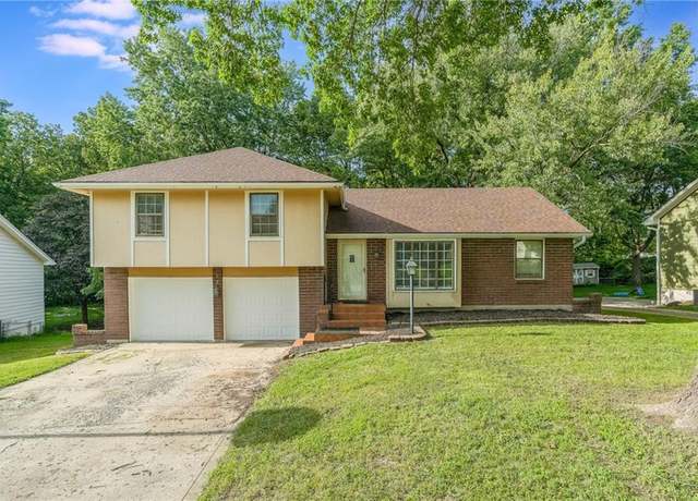 Property at 10100 NW Mirror Lake Ct, Parkville, MO 64152, 3 beds, 2.5 baths