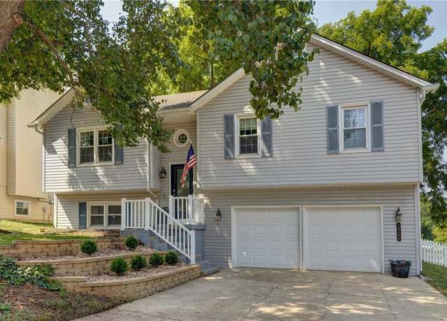 Property at 12400 S Seminole Dr, Olathe, KS 66062, 3 beds, 2.5 baths