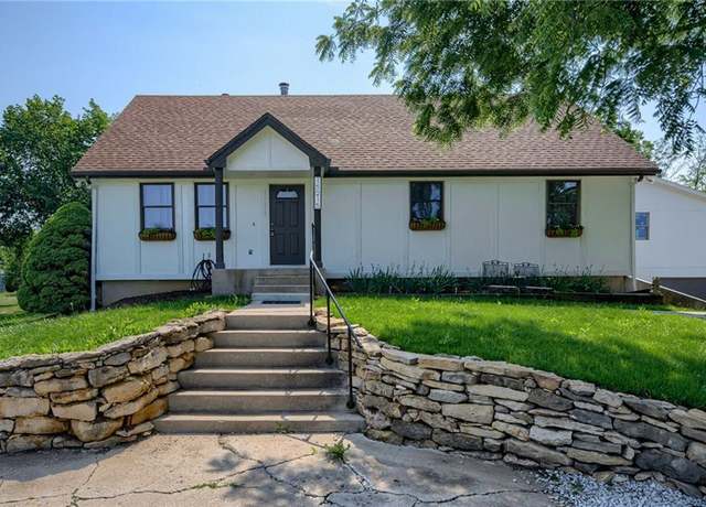 Property at 15215 Edgerton Rd, Gardner, KS 66030, 4 beds, 2.5 baths