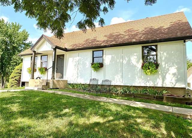 Property at 15215 Edgerton Rd, Gardner, KS 66030, 4 beds, 2.5 baths
