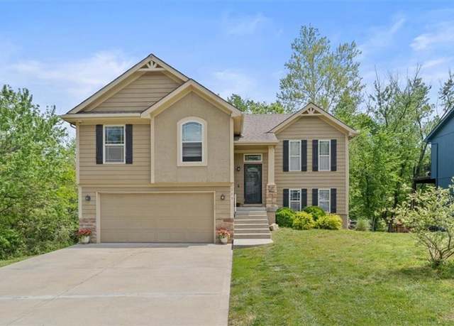 Property at 125 Johnson Rd, Liberty, MO 64068, 3 beds, 2.5 baths