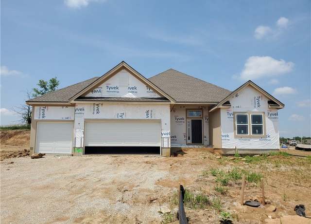 Property at 6938 NE 102nd St, Kansas City, MO 64156, 4 beds, 3 baths