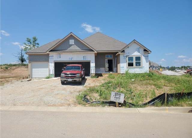 Property at 6938 NE 102nd St, Kansas City, MO 64156, 4 beds, 3 baths