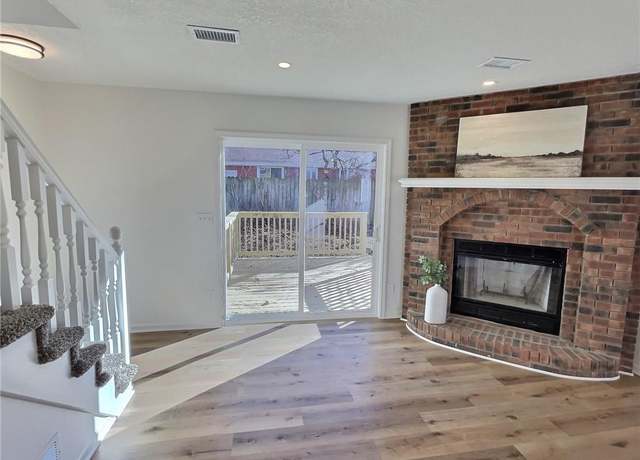 Property at 309A E Main St, Smithville, MO 64089, 2 beds, 1.5 baths