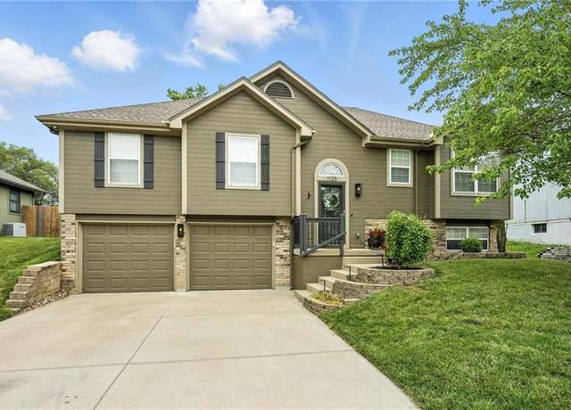 Property at 1125 SW Hillcrest Dr, Blue Springs, MO 64015, 3 beds, 3 baths