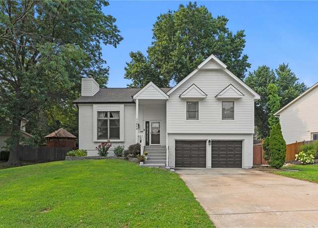 Property at 11824 W 116th St, Overland Park, KS 66210, 3 beds, 2.5 baths