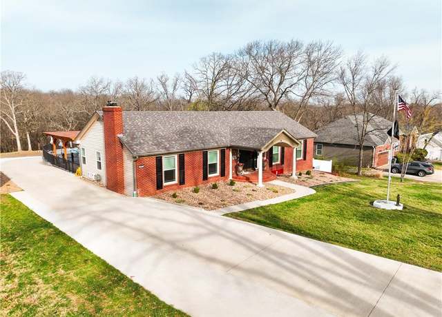 Property at 167 Country Club Dr, Nevada, MO 64772, 5 beds, 3 baths