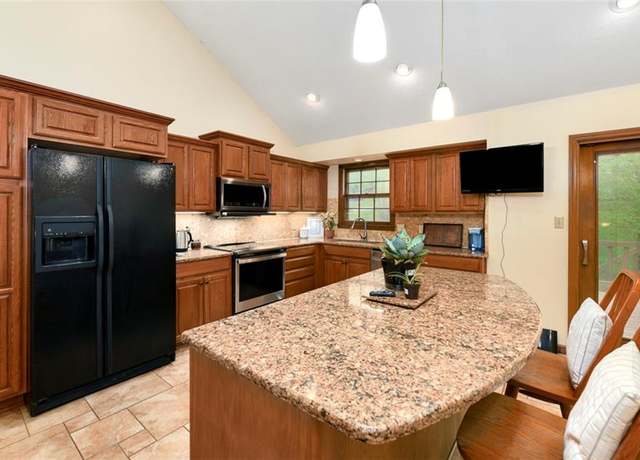 Property at 2501 Olde Creek Ct, Leavenworth, KS 66048, 4 beds, 3 baths