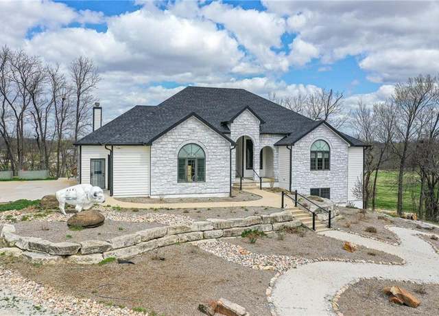 Property at 1605 Washington St, Tonganoxie, KS 66086, 6 beds, 4.5 baths