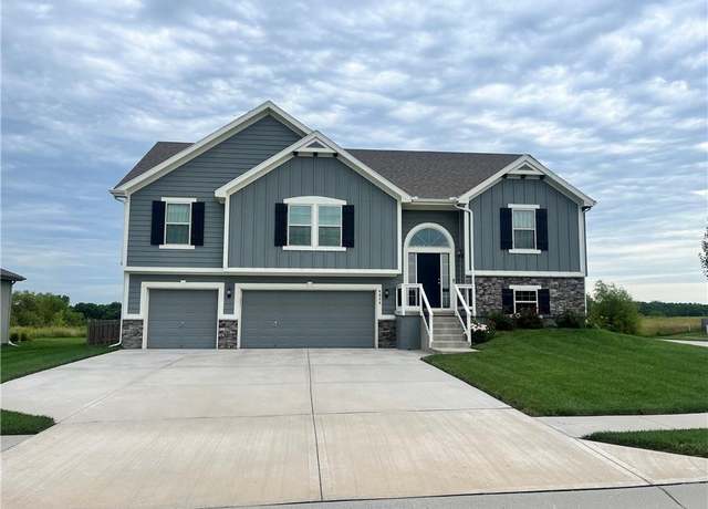 Property at 6020 NE 120th St, Kansas City, MO 64156, 4 beds, 3 baths