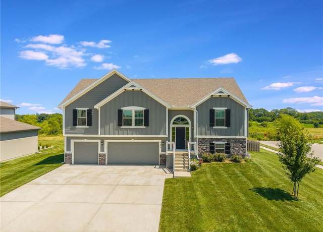 Property at 6020 NE 120th St, Kansas City, MO 64156, 4 beds, 3 baths