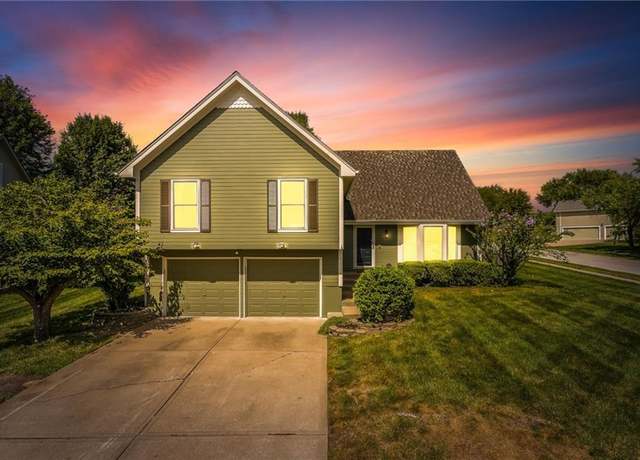 Property at 700 White Oak Ln, Liberty, MO 64068, 4 beds, 2.5 baths