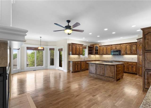 Property at 10505 NW River Hills Dr, Parkville, MO 64152, 4 beds, 3.5 baths