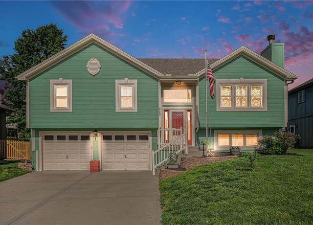 Property at 212 Hampton Dr, Smithville, MO 64089, 3 beds, 2 baths