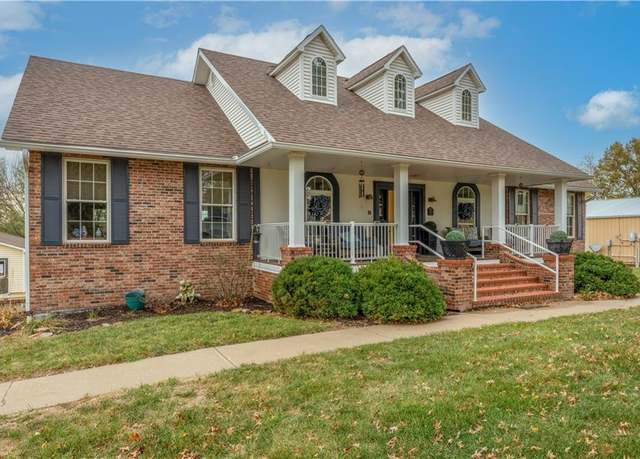 Property at 3302 S Park Ave, Sedalia, MO 65301, 3 beds, 2.5 baths