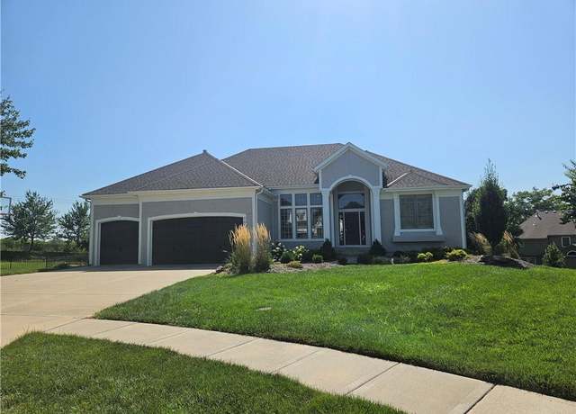 Property at 7822 Houston St, Lenexa, KS 66227, 5 beds, 4.5 baths