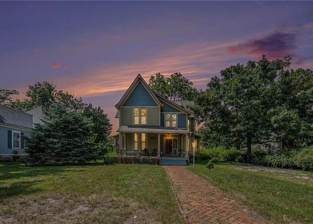 Property at 131 SW Clay St, Topeka, KS 66606, 4 beds, 2.5 baths