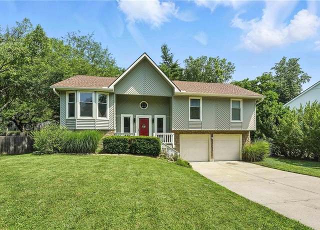 Property at 5714 Creekview Dr, Parkville, MO 64152, 4 beds, 3 baths