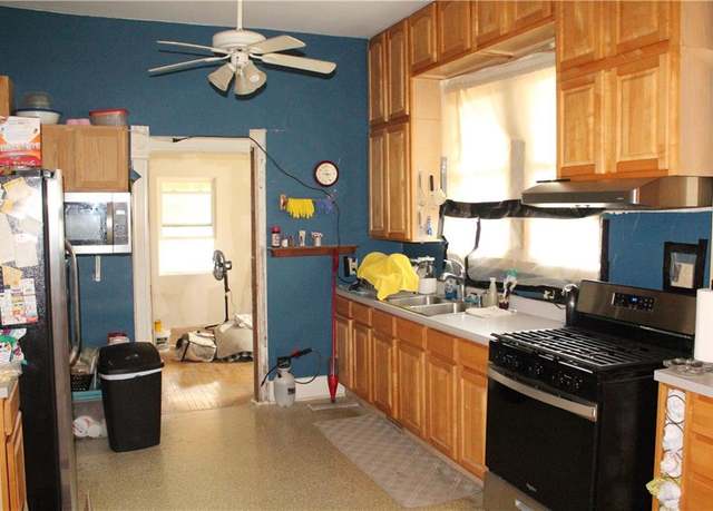 Property at 705 E 6th St, Trenton, MO 64683, 5 beds, 2 baths