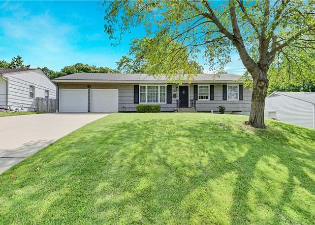 Property at 8909 Belleview Ave, Kansas City, MO 64114, 3 beds, 2 baths