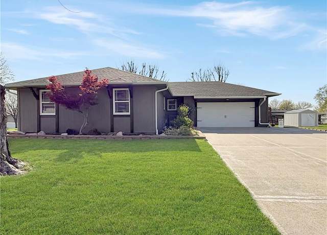 Property at 2002 Cypress St, Higginsville, MO 64037, 3 beds, 2.5 baths