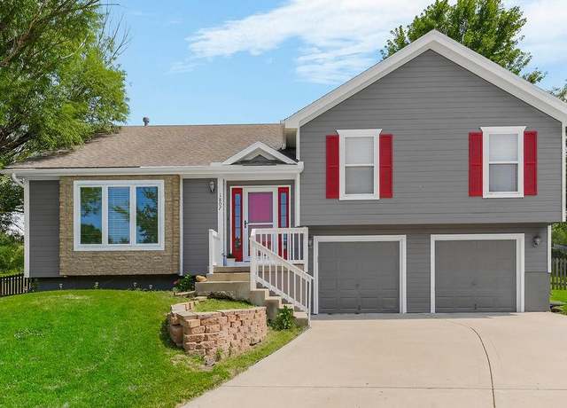 Property at 1807 NW 79th St, Kansas City, MO 64151, 3 beds, 3 baths