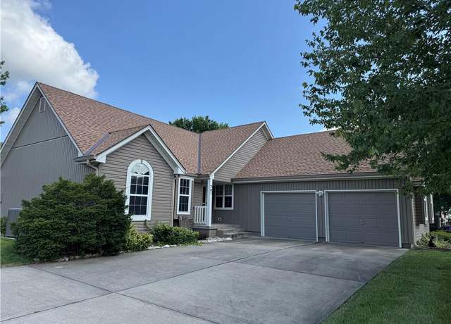 Property at 701 16th Ave S, Greenwood, MO 64034, 3 beds, 3 baths