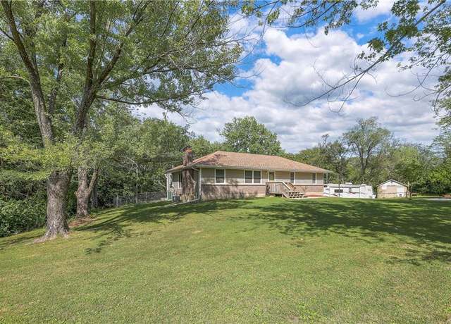 Property at 18201 S Hill Top Rd, Pleasant Hill, MO 64080, 4 beds, 3.5 baths